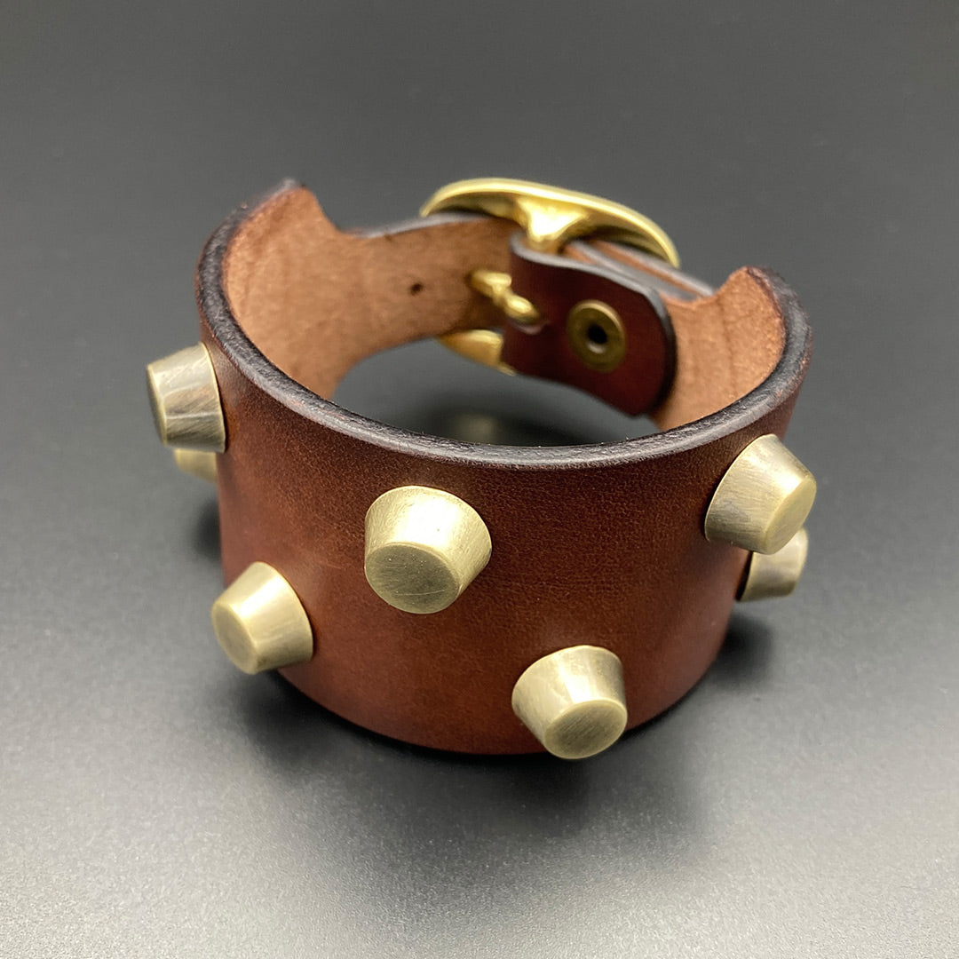Breites Nietenarmband „Halvar“, braun