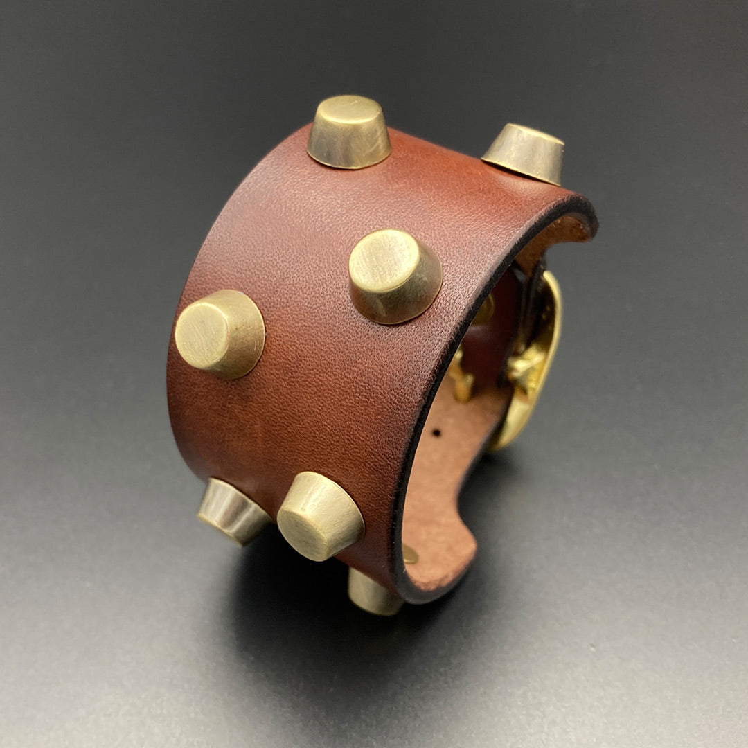 Breites Nietenarmband „Halvar“, braun