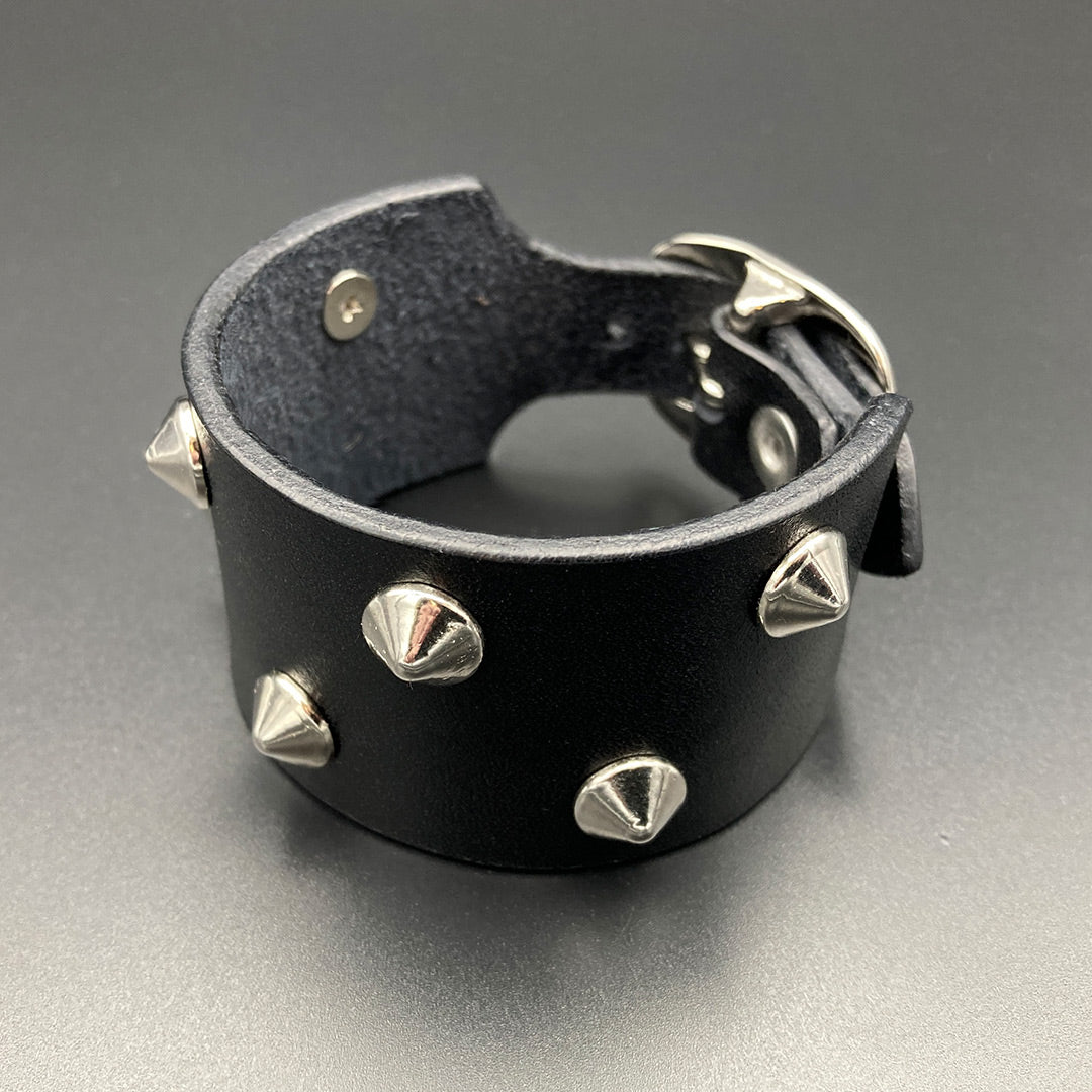 Breites Nietenarmband "Rebel", schwarz